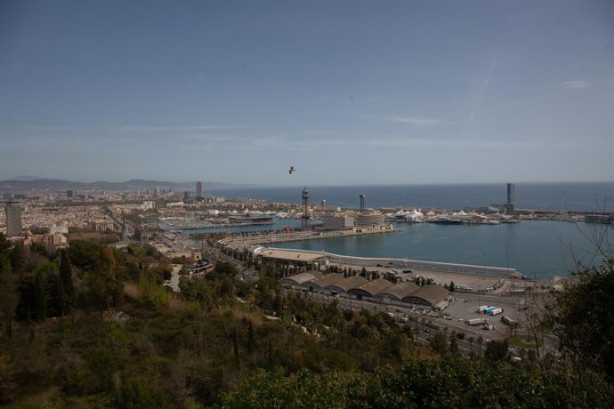 Archivo - Vista general del muelle de descarga del Puerto de Barcelona.