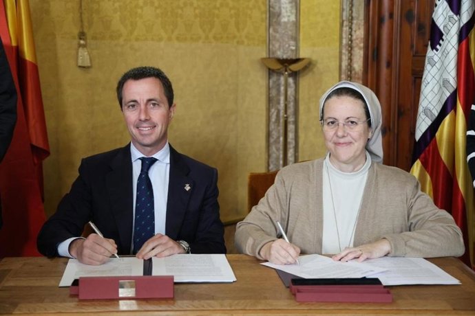 El presidente del Consell de Mallorca, Llorenç Galmés, y la directora del Cesag, María Elena Valiente.