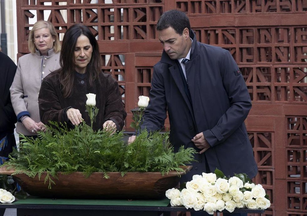 El lehendakari, Imanol Pradales, durante la ofrenda floral con motivo del Día de la Memoria, en el Parlamento Vasco, a 10 de noviembre de 2025, en Vitoria, Álava, País Vasco (España). Este acto institucional recuerda y homenajea a las víctimas del ter