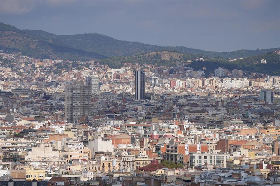 Archivo - Vistas de la ciudad de Barcelona desde la terraza-mirador de las Piscinas Municipales de Montjuic, a 1 de octubre de 2025, en Barcelona, Catalunya (España).