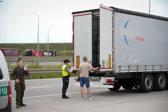 Archivo - SUWALKI, July 7, 2025  -- Border control personnel inspect a freight truck at a checkpoint near the Poland-Lithuania border in Suwalki, Poland, July 7, 2025. Poland reinstated checkpoints along its borders with Germany and Lithuania on Monday to
