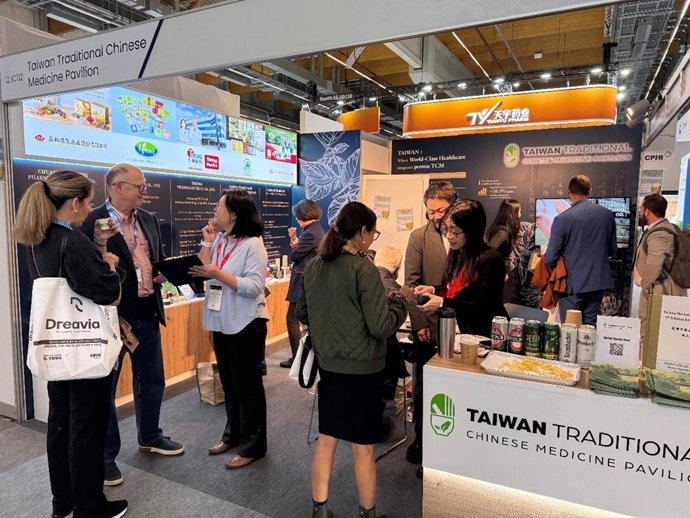 Taiwan’s TCM Pavilion attracted international attention at CPHI Frankfurt 2025, fostering meaningful exchanges with global healthcare professionals.