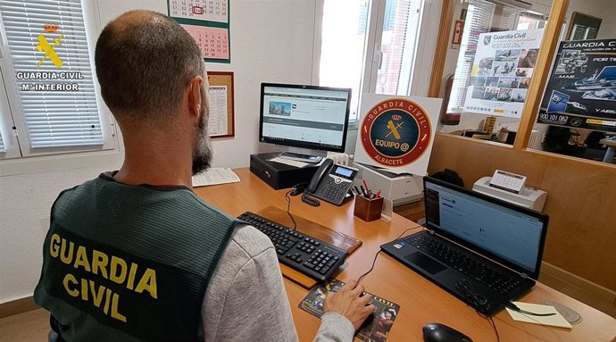 Archivo - La Guardia Civil de Albacete investiga a cuatro personas por la comisión de una estafa a través de Internet en la compraventa de un vehículo.