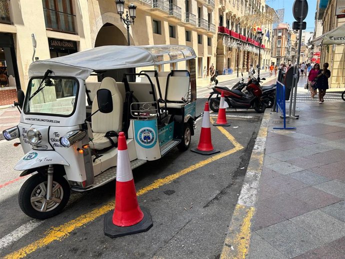 Archivo - Imagen de archivo de un tuctuc en la ciudad de Alicante