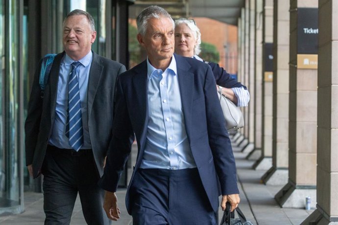 Archivo - September 15, 2025, London, England, United Kingdom: TIM DAVIE, Director general of the BBC, leaves parliament after appearing before Public Accounts Committee.