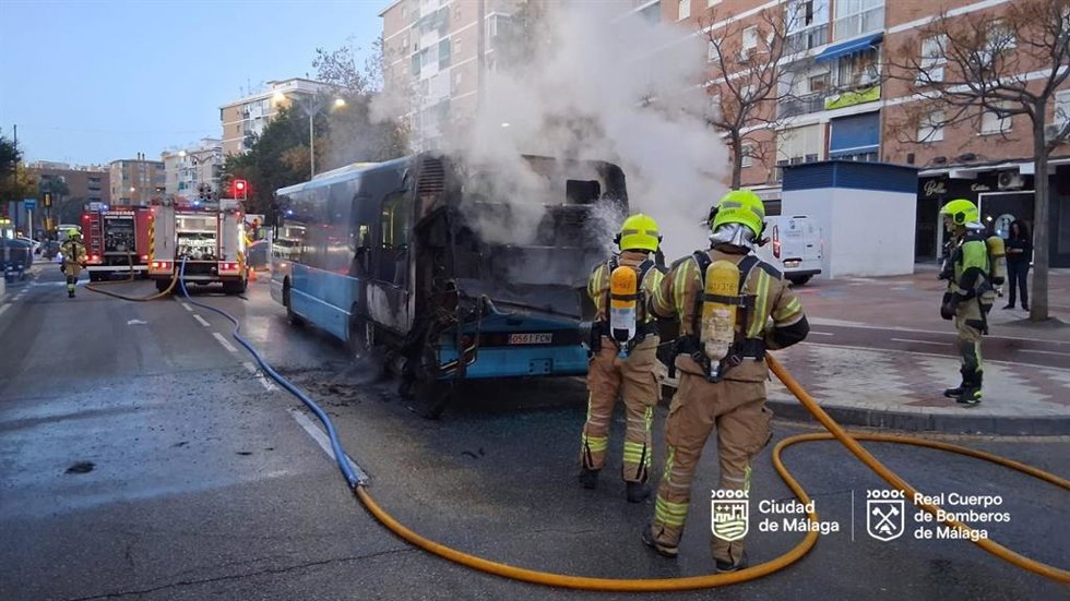 Efectivos del Real Cuerpo de Bomberos de Málaga extinguen el incendio que se ha registrado en un autobús de la EMT en la mañana de este lunes en la avenida Nuestra Señora de los Clarines del distrito Bailén-Miraflores sin que haya habido daños personale