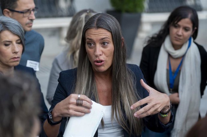 Archivo - La portavoz de Junts en el Congreso, Miriam Nogueras, atiende a los medios de comunicación, en el Patio del Congreso de los Diputados, a 17 de septiembre de 2024, en Madrid (España).