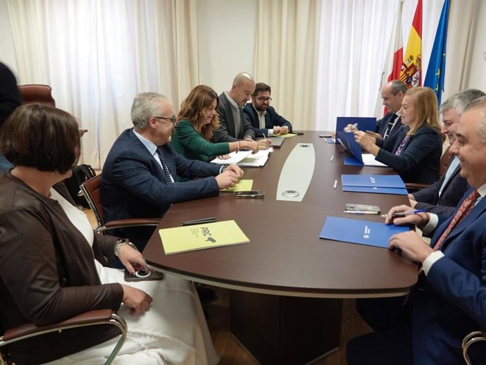 Reunión PP-PRC sobre los presupuestos de Cantabria de 2026