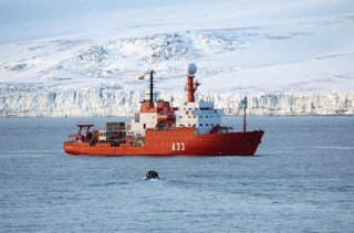 Buque de investigación Hespérides durante la campaña antártica de 2022