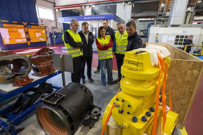 Archivo - La presidenta de Cantabria, María José Sáenz de Buruaga, visita Leading Metal Mechanic Solutions en foto de archivo