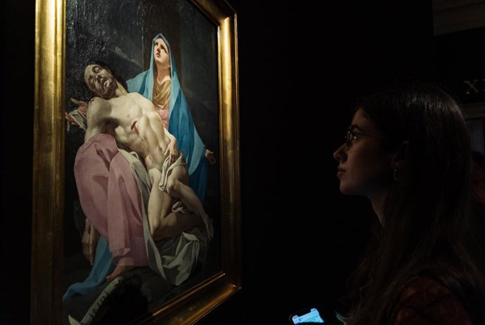 Archivo - Una mujer observa la obra 'La Piedad' de Francisco de Goya y Lucientes, en el Museo Nacional del Romanticismo, a 15 de febrero de 2024, en Madrid (España). El Ministerio de Cultura adquirió a finales de 2023 ‘La Piedad’, fechada en la etapa temp