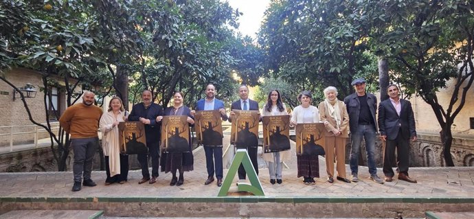 El delegado del Gobierno andaluz y el alcalde de El Real de la Jara, en una foto de familia tras la presentación de las jornadas medievales.