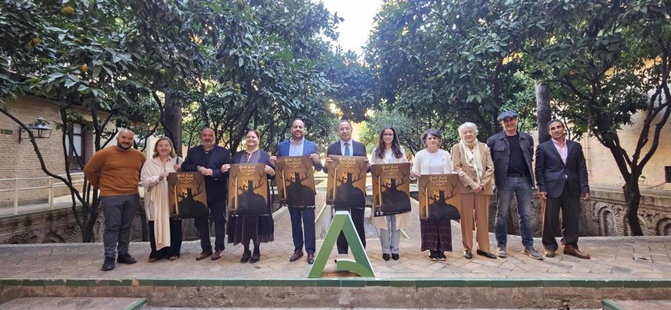 El delegado del Gobierno andaluz y el alcalde de El Real de la Jara, en una foto de familia tras la presentación de las jornadas medievales.