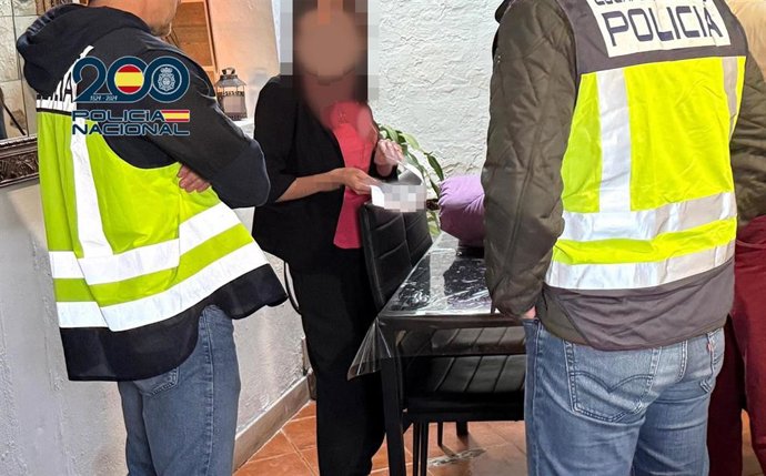 Una mujer detenida en Tenerife por la venta de seguros falsos