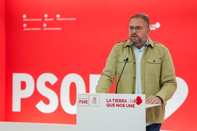 El portavoz del Comité Electoral del PSOE de Extremadura, Antonio Rodríguez Osuna, ofrece una rueda de prensa