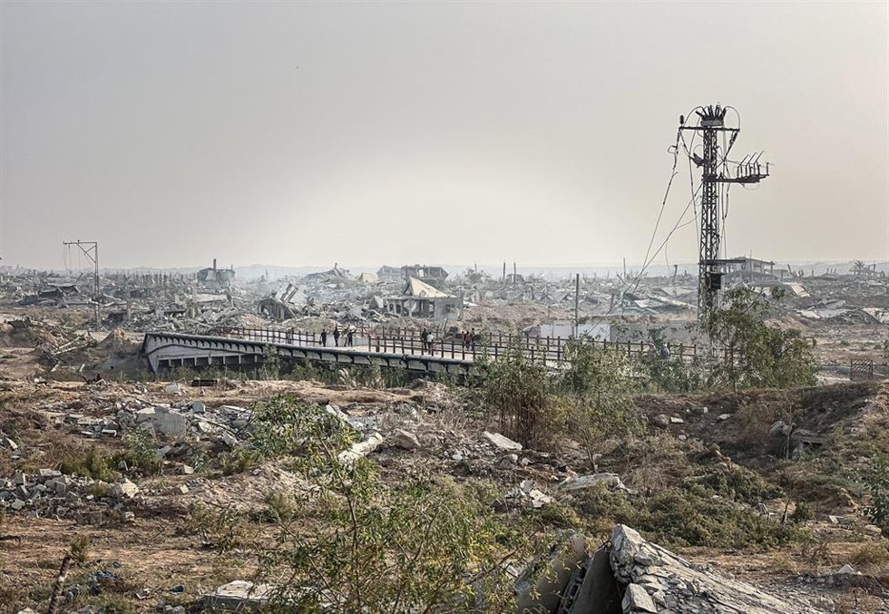 Palestinos residentes en tiendas de campaña en la zona de El Mugraka, en el centro de Gaza, tras la destrucción de sus viviendas por la ofensiva militar de Israel contra la Franja (archivo)