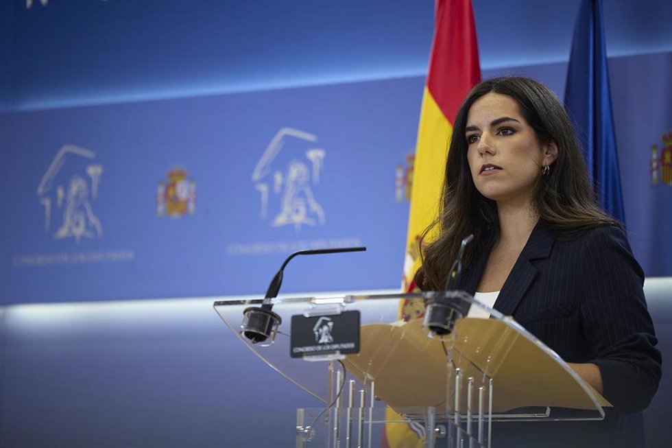 La diputada del grupo parlamentario de Vox, Pepa Millán, ofrece una rueda de prensa en el Congreso de los Diputados, a 21 de octubre de 2025, en Madrid (España).