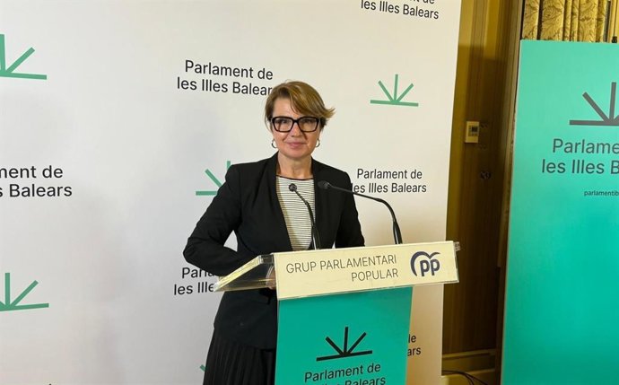 Archivo - La portavoz adjunta del PP en el Parlament, Marga Durán, en rueda de prensa.