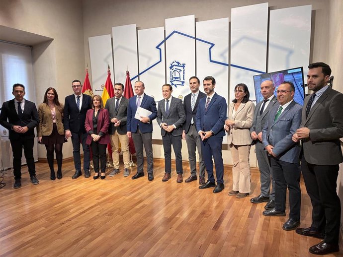 Íscar, junto a su equipo de Gobierno, antes de presentar las cuentas de la Diputación.