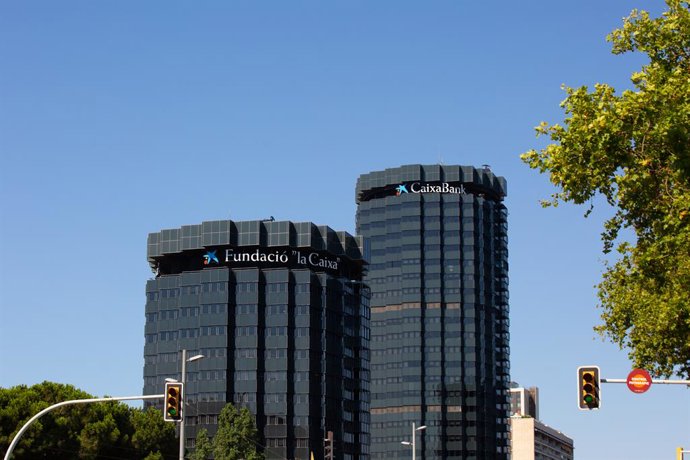 Archivo - Fachada de la sede de CaixaBank en la Avenida Diagonal de Barcelona.