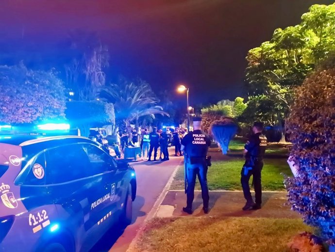 Operativo de la Policía Local contra la venta ambulante en Arona