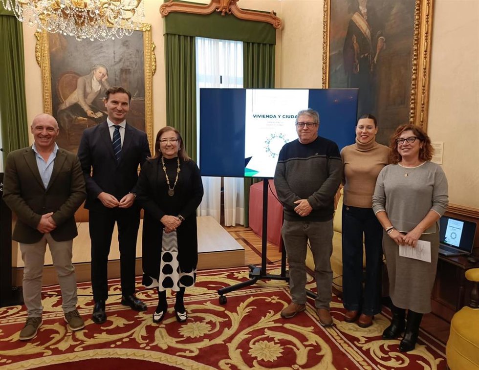Presentación del IV Encuentro Nacional de Grandes Ciudades, 'Vivienda y Ciudad, emergencia habitacional', que se celebrará en el recinto ferial de Gijón, en el Consistorio gijonés.