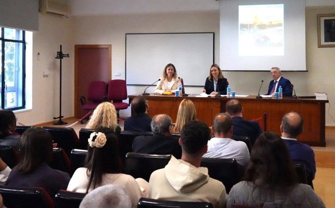 La consejera de Política Social, Familias e Igualdad, Conchita Ruiz, junto a la decana de la Facultad de Derecho de la UMU, Francisca Ferrando, y el responsable del Observatorio de Políticas Públicas, Antonio Garrido