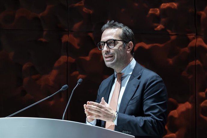 El ministro de Economía, Comercio y Empresa, Carlos Cuerpo, clausura la XV edición de los Premios de La Noche de la Economía, organizados por elEconomista.es, en el CaixaForum Madrid, a 5 de noviembre de 2025, en Madrid (España).