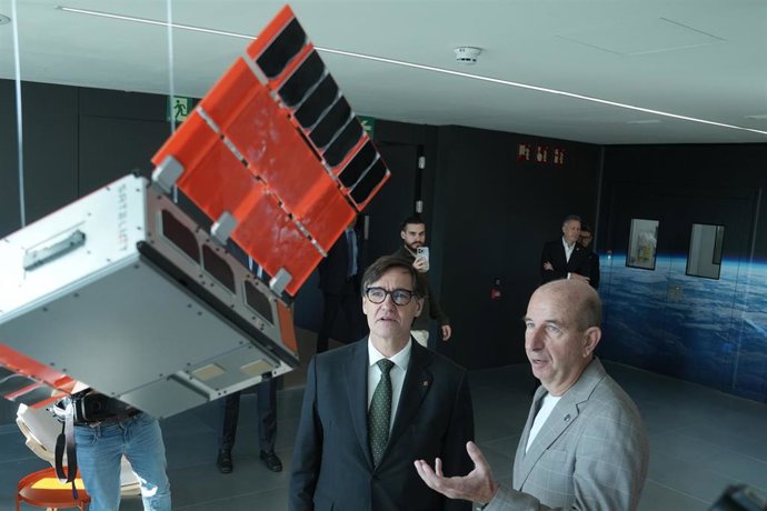 El presidente de la Generalitat, Salvador Illa (i), y el CEO y fundador de Sateiliot, Jaume Sanpera (d), durante la presentación del centro europeo de satélites 5G de Sateliot.