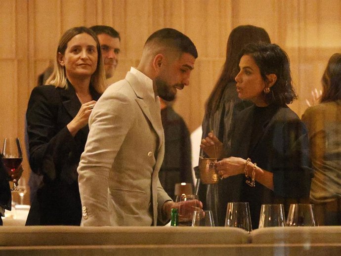 Ilia Topuria y Eva Longoria durante una cena privada donde se reúnen numerosas celebrities