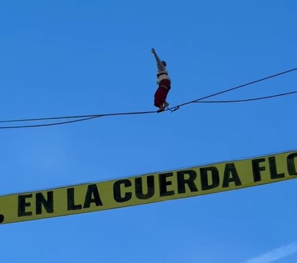 Activista de Greenpeace en Plaza de España