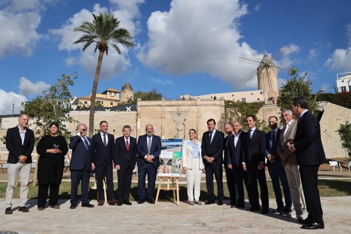 El ministro de Transportes, Óscar Puente, y la presidenta del Govern, Marga Prohens, visitan el nuevo Paseo Marítimo de Palma.