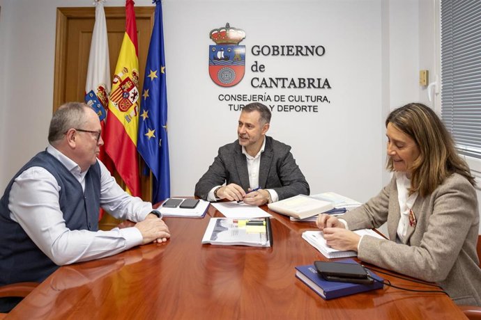 Archivo -  El consejero de Cultura, Turismo y Deporte, Luis Martínez Abad, con el alcalde de Campoo de Yuso, Eduardo Ortiz