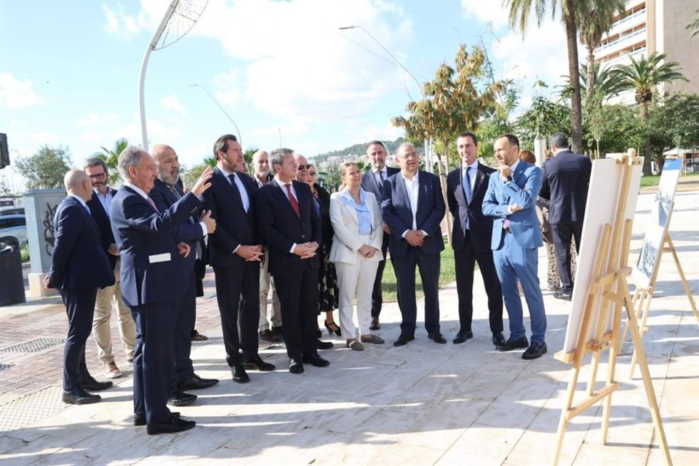 El ministro de Transportes y Movilidad Sostenible, Óscar Puente, y el alcalde de Palma, Jaime Martínez, durante la visita al nuevo Paseo Marítimo.