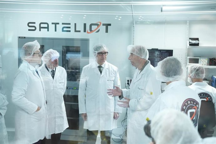El presidente de la Generalitat, Salvador Illa (c-i), y el CEO y fundador de Sateiliot, Jaume Sanpera (c-d), durante la presentación del centro europeo de satélites 5G de Sateliot.