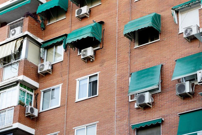 Archivo - Varios aires acondicionados en una fachada, a 4 de agosto de 2025, en Madrid (España). 