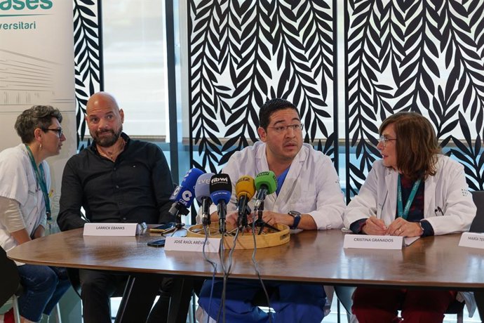 De izquierda a derecha, el paciente donante del equipo ECMO Larrick Ebanks, el médico intensivista José Raúl Arévalo y la gerente de Son Espases, Cristina Granados, en el acto para informar de la donación.