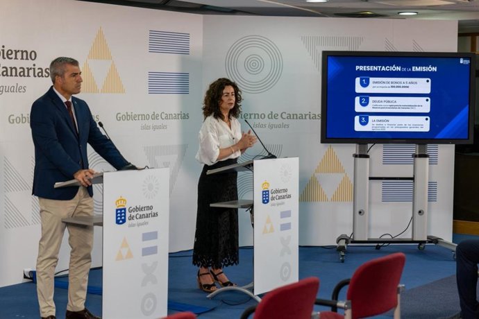 El vicepresidente canario, Manuel Domínguez, junto a la consejera canaria de Hacienda, Matilde Asián, durante una rueda de prensa por emisión de deuda para RIC