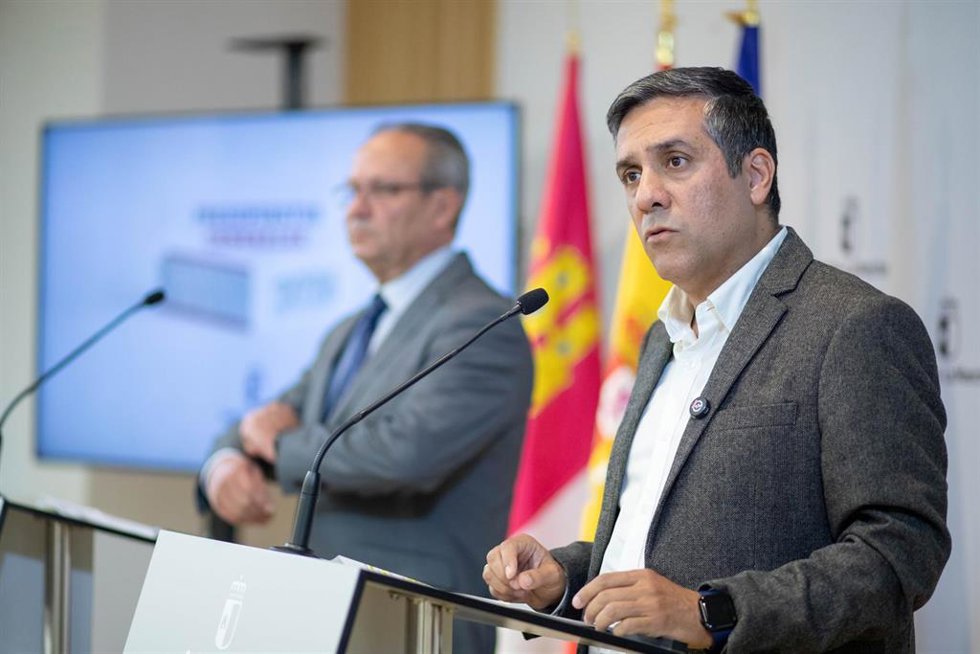 El consejero de Hacienda, Administraciones Públicas y Transformación Digital, Juan Alfonso Ruiz Molina, y el secretario general de CCOO Castilla-La Mancha, Javier Ortega.