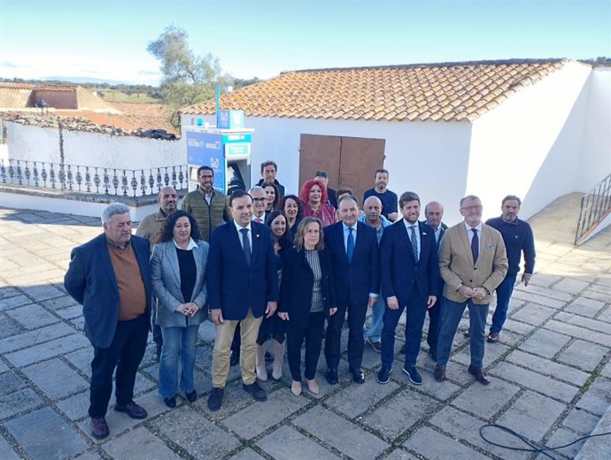 Ianuguración del primer cajero de la Diputación en Cumbres de Enmedio.