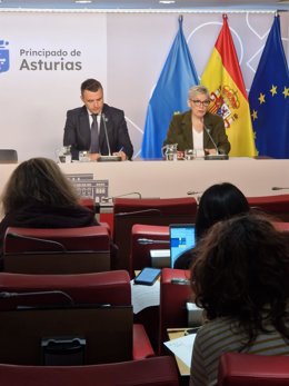 El consejero de Hacienda y portavoz del Gobierno asturiano, Guillermo Peláez, y la consejera de Salud, Concepción Saavedra, durante la rueda de prensa de este lunes, posterior a la reunión del Consejo de Gobierno.