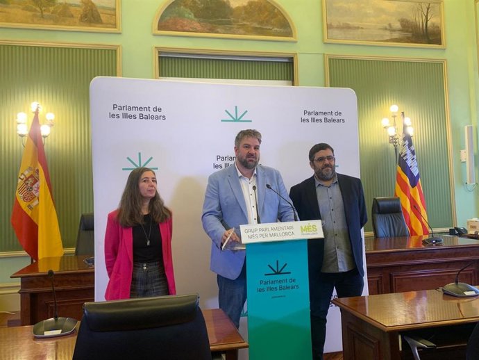 El portavoz de MÉS per Mallorca, Lluís Apesteguia; el diputado de Sumar Més en el Congreso, Vicenç Vidal, y la portavoz de MÉS per Palma, Neus Truyol, en rueda de prensa.