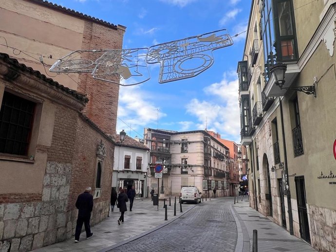 Arco de iluminación navideña desprendido en la calle San Martín.