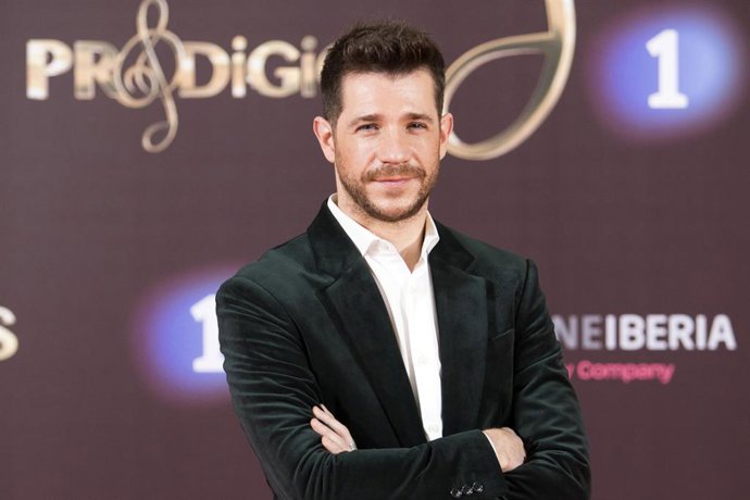 Archivo - El director de orquesta Andrés Salado posa en un photocall, en foto de archivo. 