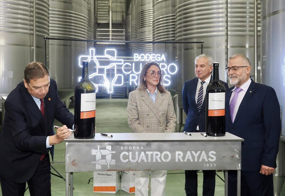 El ministro de Agricultura, Pesca y Alimentación, Luis Planas, inaugura las nuevas instalaciones de Bodega Cuatro Rayas, a 3 de noviembre de 2025, en La Seca, Valladolid, Castilla y León (España). La cooperativa con Denominación de Origen Rueda inaugura