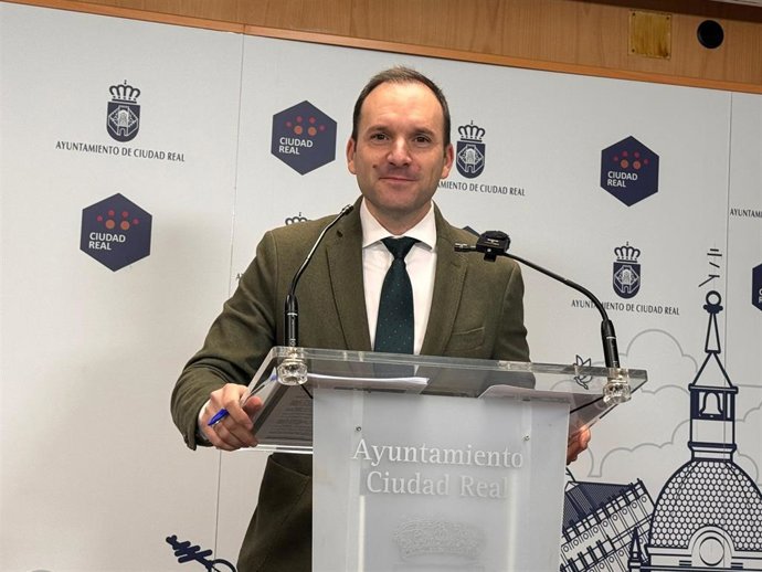 El portavoz del equipo de Gobierno del Ayuntamiento de Ciudad Real, Guillermo Arroyo, en rueda de prensa.