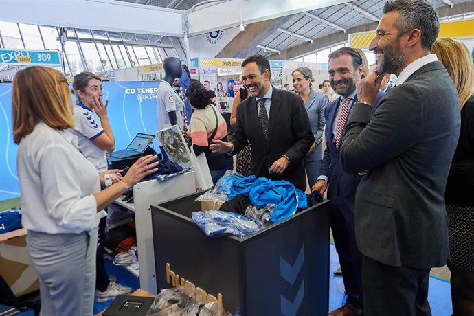 Archivo - El vicepresidente del Cabildo de Tenerife, Lope Afonso (c), en una visita a Exposaldo