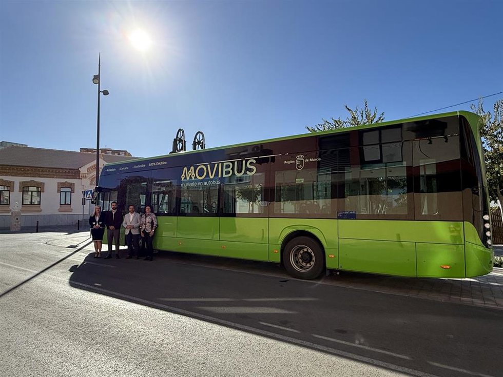 El director general de Movilidad y Transporte, José Antonio Verdú, junto al alcalde de La Unión, Joaquín Zapata, en la presentación del primer autobús Movibus eléctrico para la ruta La Unión-Cartagena