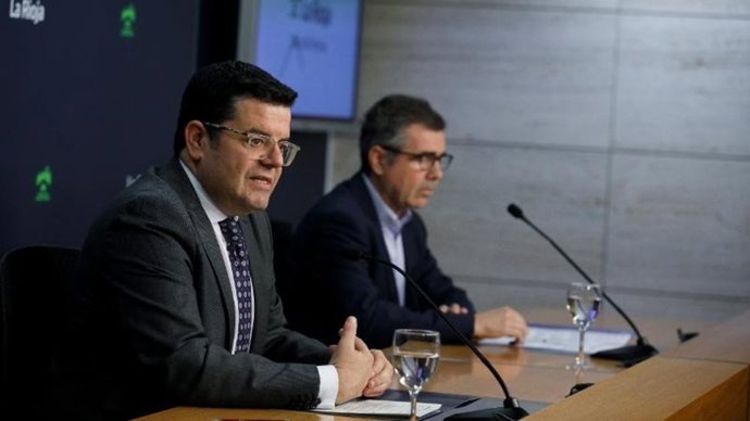 El portavoz del Gobierno de La Rioja, Alfonso Domínguez,  junto al presidente de la Asociación de Ingenieros de Telecomunicación de La Rioja (AITER), Enrique Medrano