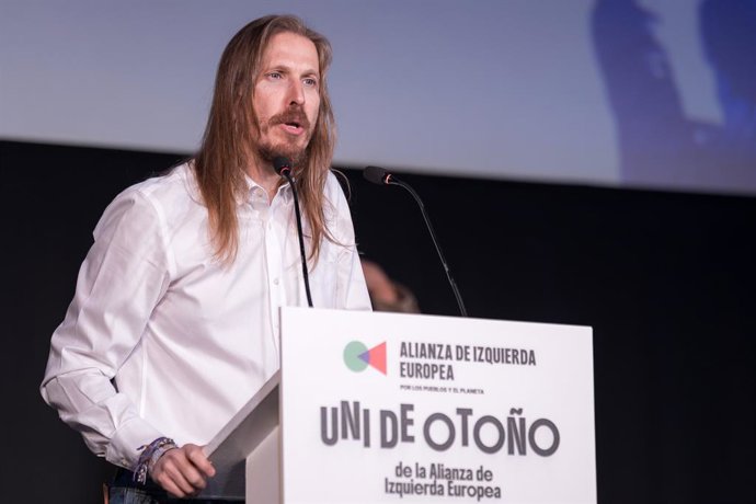 O Secretário de Organização e porta-voz do Podemos, Pablo Fernández, durante discurso na Universidade de Outono do Podemos no Palacio de la Prensa de Callao, em 19 de outubro de 2025, em Madri (Espanha).